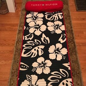 Tommy Hilfiger Rollup Beach Matt w/pillow